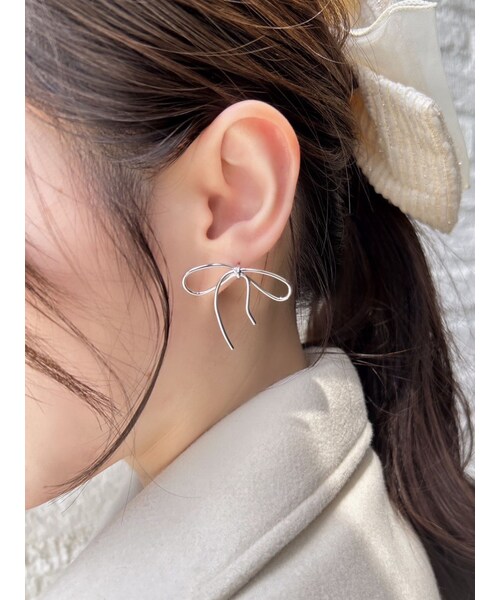 RESEXXY（リゼクシー）の「ナローリボンピアス（ピアス（両耳用）・レディース・シルバー/ゴールド・F）」の2枚目の写真