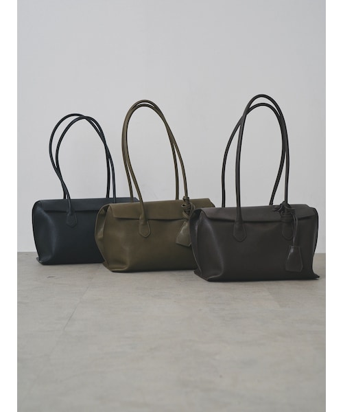 ELENDEEK（エレンディーク）の「CURVE FLAP BOSTON BAG（ボストンバッグ・レディース・ブラック/オリーブ/ブラウン・F）」の2枚目の写真