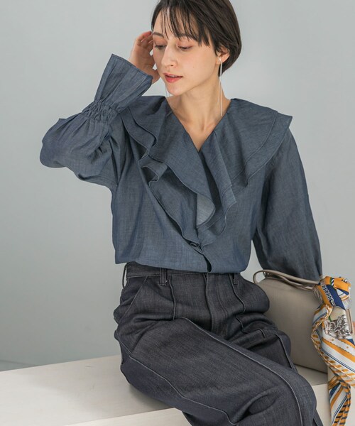 URBAN RESEARCH ROSSO（アーバンリサーチロッソ）の「Vネックラッフルシアーデニムブラウス（シャツ/ブラウス・レディース・INDIGO/DARK NAVY・Free）」の12枚目の写真