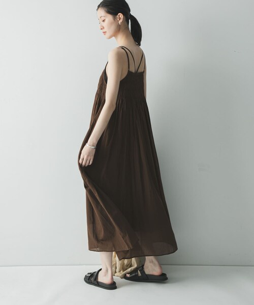 URBAN RESEARCH(アーバンリサーチ)の「コットンギャザーキャミワンピース(ワンピース・レディース・BLACK/BROWN/RED・Free)」の13枚目の写真