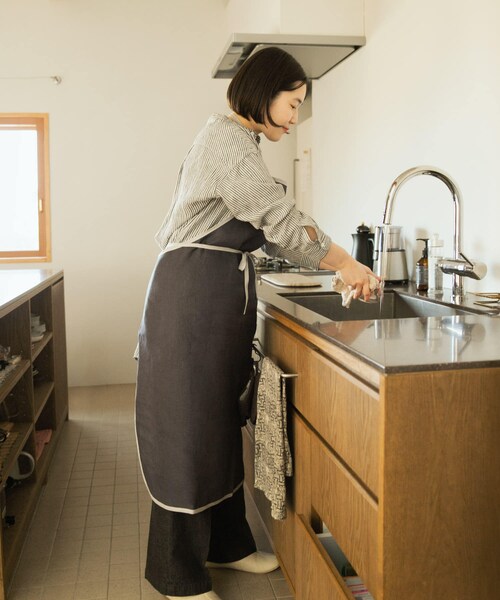 URBAN RESEARCH DOORS（アーバンリサーチドアーズ）の「『別注』fog linen work×DOORS　リネンパイピングエプロン（キッチンツール・メンズ・マカダム・-）」の5枚目の写真