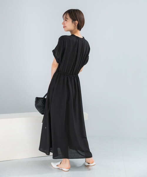 URBAN RESEARCH ROSSO（アーバンリサーチロッソ）の「ウォッシャブルセミシアー2WAYネックワンピース（ワンピース・レディース・BROWN/BLUE/BLACK・Free）」の11枚目の写真