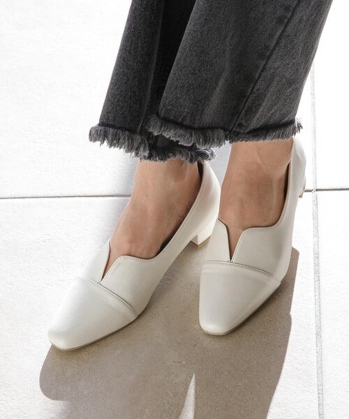 URBAN RESEARCH Sonny Label（アーバンリサーチサニーレーベル）の「Vカットローヒールパンプス（パンプス・レディース・ブラック/アイボリー/シルバー・S/M/L）」の5枚目の写真