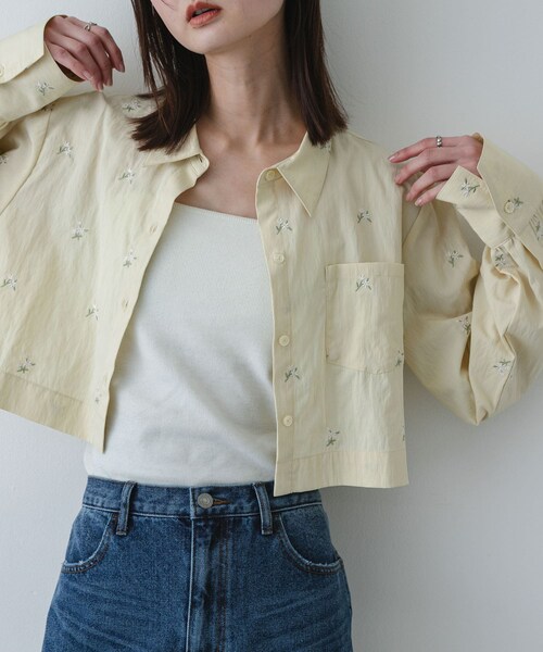 SENSE OF PLACE by URBAN RESEARCH(センスオブプレイスバイアーバンリサーチ)の「フラワーエンブロイダリークロップドシャツ(シャツ/ブラウス・レディース・WHITE/Y.BEIGE/BLACK・One)」の19枚目の写真