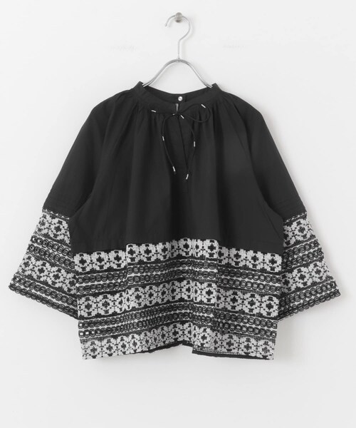 URBAN RESEARCH ROSSO（アーバンリサーチロッソ）の「sara mallika　COTTON BORDER GATHER LACE TOP（シャツ/ブラウス・レディース・WHITE/BLACK・FREE）」の18枚目の写真