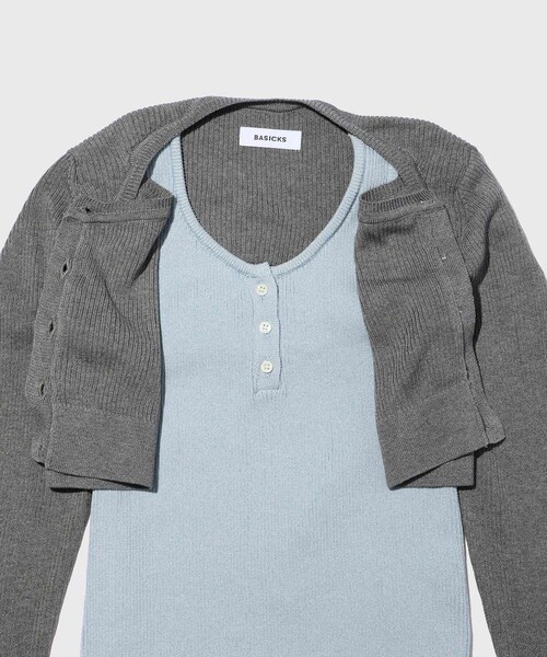ADAM ET ROPE'(アダムエロペ)の「【BASICKS/ベイシックス】Layered Rib Knit(その他トップス・レディース・ブラック/グレー・XS)」の5枚目の写真
