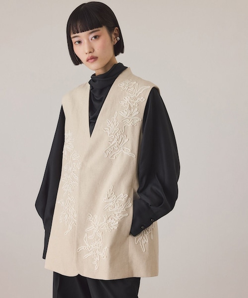 ADAM ET ROPE'（アダムエロペ）の「エンブロイダリージレ（ベスト・レディース・ブラック/キナリ・F）」の3枚目の写真