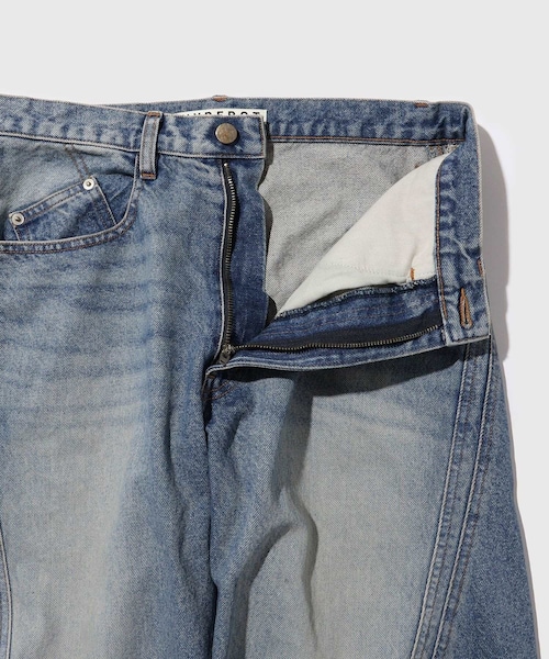 ADAM ET ROPE'（アダムエロペ）の「【NVRFRGT/ネヴァーフォーゲット】3D TWISTED WIDE LEG JEANS VINTAGE FADED INDIGO（デニムパンツ・メンズ・ブルー系・1/2）」の6枚目の写真