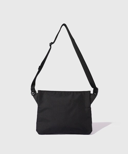 ADAM ET ROPE'(アダムエロペ)の「【MONOLITH/モノリス】SACOCHE STANDARD SS(ショルダーバッグ・メンズ・ブラック/ライトグレー・F)」の9枚目の写真