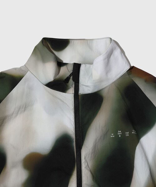 ADAM ET ROPE'（アダムエロペ）の「【BAL/バル】LIGHT WEIGHT WIND SHELL JACKET（ブルゾン・メンズ・チャコール/サックス/その他・1/2）」の8枚目の写真