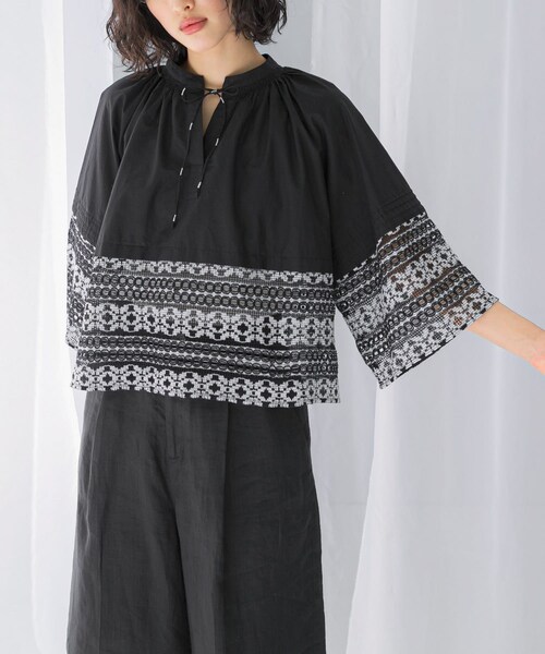 URBAN RESEARCH ROSSO（アーバンリサーチロッソ）の「sara mallika　COTTON BORDER GATHER LACE TOP（シャツ/ブラウス・レディース・WHITE/BLACK・FREE）」の9枚目の写真