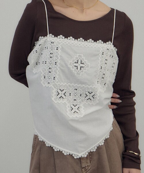 ADAM ET ROPE'（アダムエロペ）の「クロスレースマルチキャミソール（キャミソール・レディース・ブラック/オフホワイト・F）」の3枚目の写真