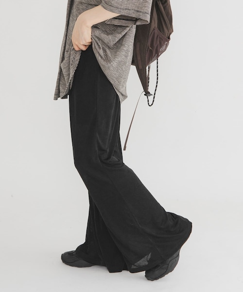 KBF(ケイビーエフ)の「シャイニーフレアイージーパンツ(その他パンツ・レディース・CHARCOAL/BLACK/BEIGE・One)」の4枚目の写真