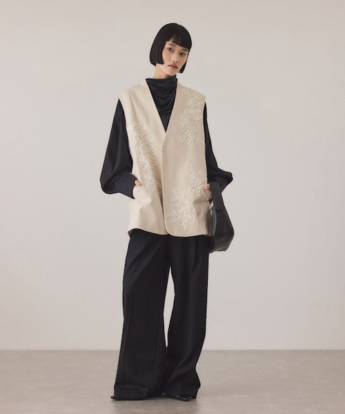 ADAM ET ROPE'（アダムエロペ）の「エンブロイダリージレ（ベスト・レディース・ブラック/キナリ・F）」の5枚目の写真