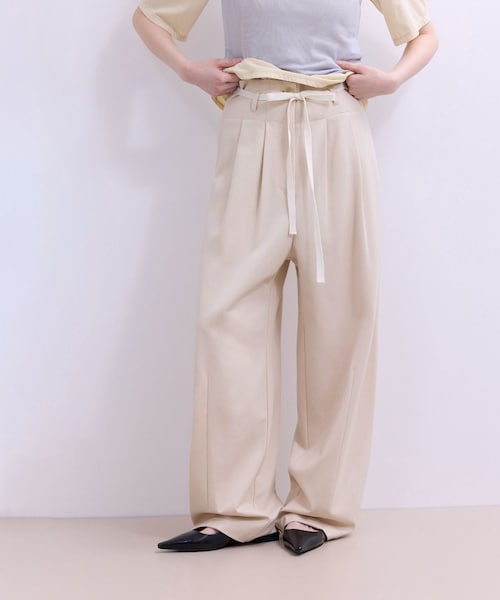 ADAM ET ROPE'(アダムエロペ)の「【WEB限定】ハイウエストカーブパンツ(その他パンツ・レディース・ブラック/オフホワイト/キャメル・34/36/38)」の1枚目の写真