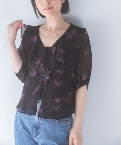 URBAN RESEARCH ROSSO（アーバンリサーチロッソ）の「ダークプリントフリルブラウス（シャツ/ブラウス・レディース・BROWN/BLACK・Free）」の6枚目の写真