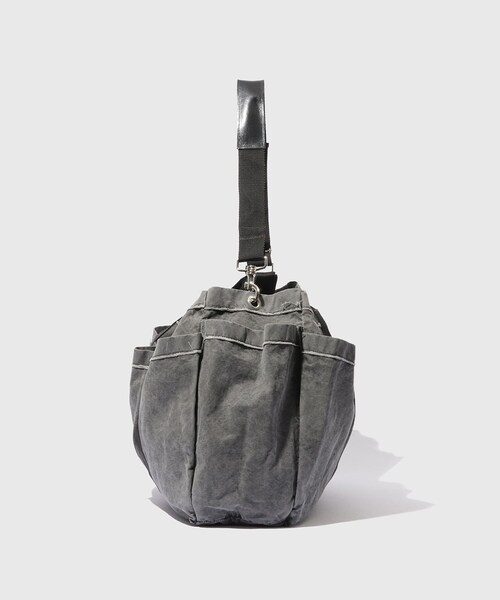 ADAM ET ROPE'(アダムエロペ)の「【CAMIEL FORTGENS/カミエル フォートヘンス】WORKER SHOPPER(ショルダーバッグ・メンズ・チャコール・F)」の3枚目の写真