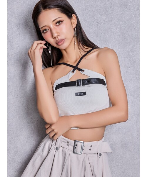 GYDA(ジェイダ)の「GYDAフロントクロスラメテレコビスチェ(キャミソール・レディース・オフホワイト/ブラック/ブルー・F)」の2枚目の写真