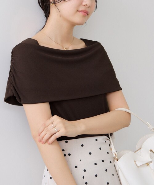 VIS(ビス)の「サイドギャザーオフショルダーカットソー/接触冷感(Tシャツ/カットソー・レディース・キナリ/ダークブラウン/ライトグリーン/レッド・F)」の15枚目の写真