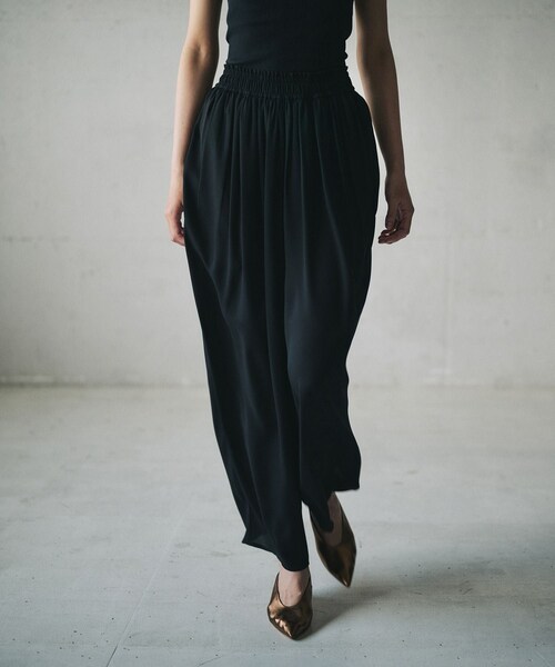 ROPE'(ロペ)の「【一部店舗限定】【REALM(レルム)】GATHERED PANTS|ギャザーパンツ(その他パンツ・レディース・ダークブラウン/ブラック・36/38)」の3枚目の写真