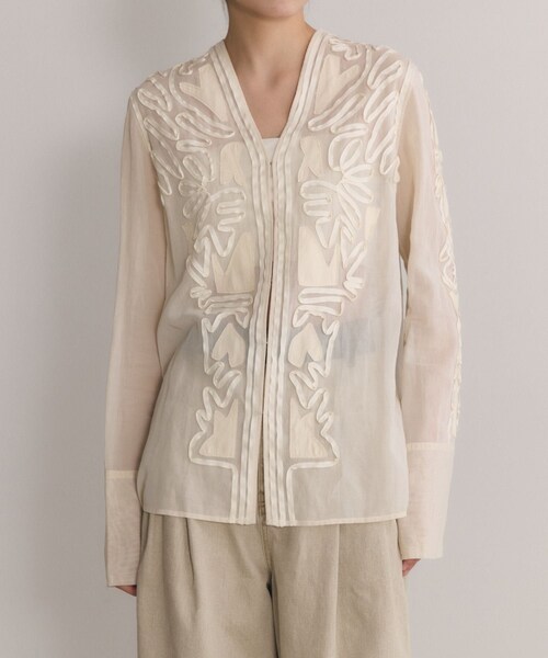 ADAM ET ROPE'(アダムエロペ)の「【EMOELLE】ステッチエンブロイダリーブラウス(シャツ/ブラウス・レディース・ホワイト/キナリ/ブラック/オフホワイト・F)」の6枚目の写真