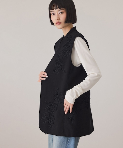 ADAM ET ROPE'（アダムエロペ）の「エンブロイダリージレ（ベスト・レディース・ブラック/キナリ・F）」の10枚目の写真