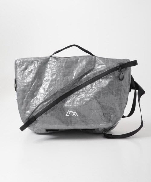 EKAL(エカル)の「CMF OUTDOOR GARMENT MESSENGER BAG DYNEEMA(メッセンジャーバッグ・メンズ・GRAY/WHITE・One)」の3枚目の写真