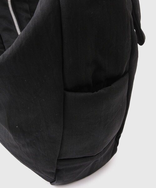 ADAM ET ROPE'（アダムエロペ）の「【ITTI/イッチ】ANNIE PUFFER BIG MOON BAG / CERATO BRIGHT（ショルダーバッグ・メンズ・ブラック・F）」の6枚目の写真