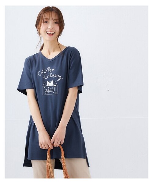 nissen（ニッセン）の「【ひんやりコットン】プリントVネックチュニックTシャツ（綿１００％・接触冷感・UVカット）（選べる柄）＜大きいサイズ有＞（チュニック・レディース・[終売]カジュアルロゴ:グレージュ/[終売]カジュアルロゴ:アイス杢/[終売]タテロゴ:黒/タテロゴ:オフホワイト/カレッジロゴ:オフホワイト/[終売]カレッジロゴ:グレージュ/[終売]ソファネコ:スモーキーブルー/[終売]かくれんぼネコ:ネイビー/[終売]かくれんぼネコ:アイス杢/タワー:ミント/カットフラワー:ラベンダー/[終売]マリンロゴ:ブルーグリーン/[終売]アメカジロゴ:チャコールグレー/[終売]フライングバード:モーブグリーン/大人ロゴ:オフホワイト/ポップネコ:ブルーグリーン/カーブロゴ:黒/ソフトロゴ:チャコールグレー/ボタニカル:ミント/ハートロゴ:ピンクベージュ/衿花:ダークブルー/ブックネコ:オートミール/フレンチロゴ:ベージュ/筆記ロゴ:オフホワイト/パンダ:チャコールグレー/伸びネコ:ネイビー/花:ダークピンク/シティ:ソフトブルー・S/M/L/LL/3L/4L/5L/6L）」の22枚目の写真