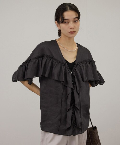 ADAM ET ROPE'(アダムエロペ)の「【WEB限定】ヨーロピアンリネンルジェフリルブラウス(シャツ/ブラウス・レディース・チャコール/ホワイト/ブルー系・F)」の9枚目の写真