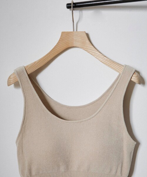 ADAM ET ROPE'（アダムエロペ）の「ブラパッド付タンクトップ-CreamyCotton /クリーミーコットン-（タンクトップ・レディース・ベージュ/ブラック/オフホワイト・F）」の21枚目の写真