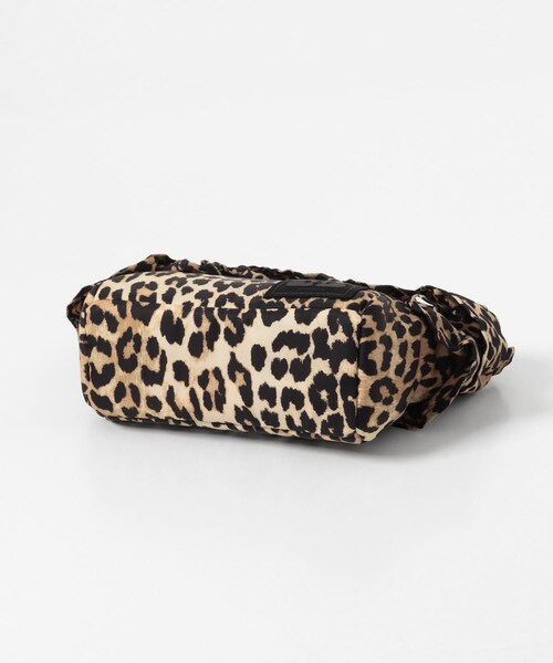 URBAN RESEARCH（アーバンリサーチ）の「GANNI　MINI SHOPPER RUFFLE PRINT（クラッチバッグ・レディース・LEOPARD・-）」の5枚目の写真