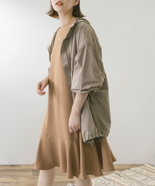 URBAN RESEARCH ROSSO（アーバンリサーチロッソ）の「F by ROSSO　ジョーゼット裾フレアワンピース∴（ワンピース・レディース・NAVY/L/GRAY/BEIGE・FREE）」の8枚目の写真