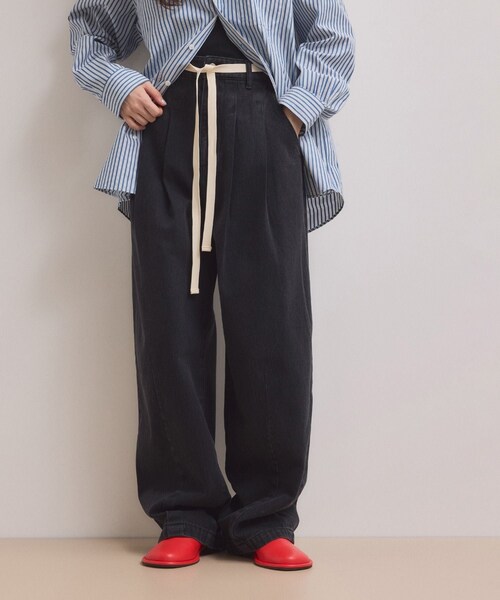 ADAM ET ROPE'(アダムエロペ)の「【WEB限定】2タックカーブデニムパンツ(デニムパンツ・レディース・ブラック/サックス・34/36/38)」の3枚目の写真