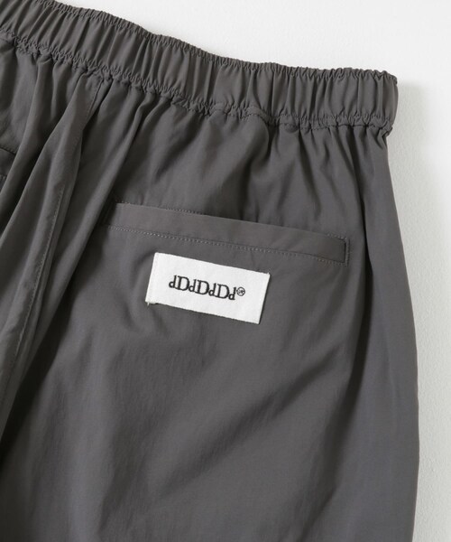 URBAN RESEARCH（アーバンリサーチ）の「dDdDdDd　NYLON WIDE TAPERED PANTS（その他パンツ・メンズ・BROWN/BLACK/NAVY/CHARCOAL・S/M/L/XL/XXL）」の13枚目の写真