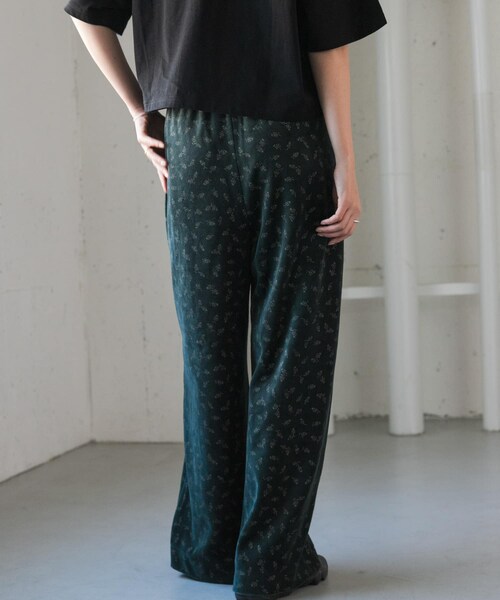 URBAN RESEARCH DOORS(アーバンリサーチドアーズ)の「FORK&SPOON ベロアプリントイージーパンツ(その他パンツ・レディース・BLACK/DARKGREEN・1/2)」の20枚目の写真