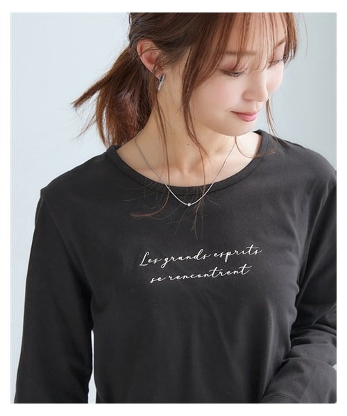 nissen（ニッセン）の「綿１００％長袖プリントTシャツ（ＵＶカット）＜大きいサイズ有＞（Tシャツ/カットソー・レディース・オフホワイト:フレンチロゴ/アイス杢:シンプルロゴ/在庫限り◆ライムイエロー:草花/在庫限り◆グレージュ:ネコロゴ/黒:ナンバーロゴ/在庫限り◆モーブピンク:雑貨ロゴ/オフホワイト:ナンバーロゴ/モカグレー:クールロゴ/黒:フレンチロゴ/アイス杢:フォトねこ/ラズベリーピンク:フレンチ/杢グレー:ネコだらけ/チャコールグレー:袖ロゴ/ボルドー:ロゴ花/ネイビー:ハート/オフホワイト:ブロックロゴ/黒:レタリングロゴ/グレイッシュブルー:ほのぼのネコ/モカベージュ:胸つむネコ/チャコール:アーチロゴ/在庫限り◆ブルーグレー:胸ネコ/在庫限り◆ダスティピンク:花/チャコール:おすわりネコ/黒:ブロックロゴ/オフホワイト:筆記ロゴ/グリーン:野花・S/M/L/LL/3L/4L/5L/6L/8L/10L）」の6枚目の写真