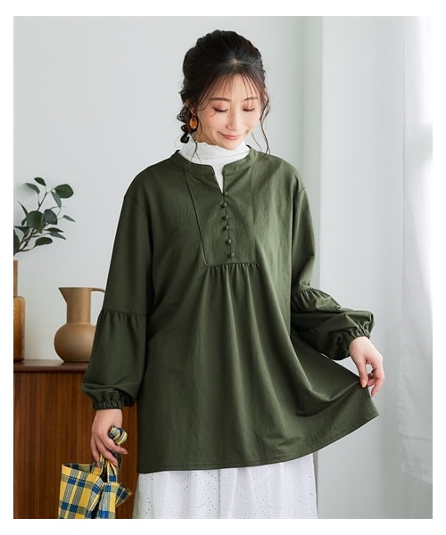 nissen（ニッセン）の「＜大きいサイズ＞美ラクRUタッチふんわり袖ギャザーチュニック（汗染み防止・UVカット）（チュニック・レディース・黒/ダークグリーン/マホガニーレッド/ネイビー・L/LL/3L/4L/5L/6L/8L/10L）」の2枚目の写真