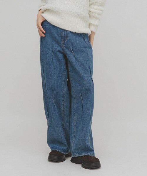 KBF（ケイビーエフ）の「タックWIDEデニム（デニムパンツ・レディース・L.BLUE/BLUE・36/38）」の4枚目の写真