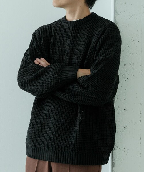 ITEMS URBANRESEARCH（アイテムズ アーバンリサーチ）の「ワッフル編み クルーネックニット（ニット/セーター・メンズ・OLV/OFF/BLK/CHA/MOC・S/M/L）」の17枚目の写真
