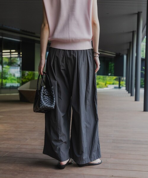URBAN RESEARCH(アーバンリサーチ)の「『UR TECH/撥水/UVカット』ギャザーワイドパンツ(その他パンツ・レディース・ICE GRAY/BEIGE/CHARCOAL・36/38)」の6枚目の写真