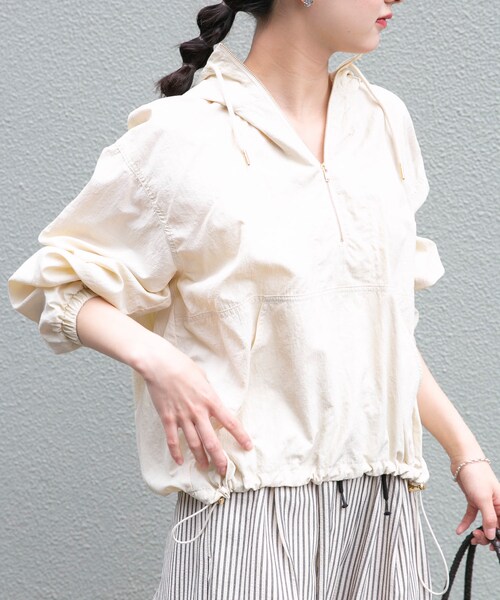 ITEMS URBANRESEARCH（アイテムズ アーバンリサーチ）の「『UVカット/撥水』アノラックフーディーブルゾン（ブルゾン・レディース・MILK/CML/BLK・Free）」の7枚目の写真