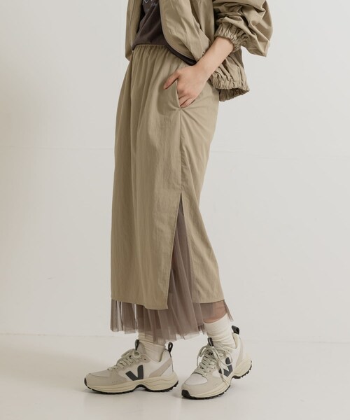 THE GOODLAND MARKET（ザグッドランドマーケット）の「『別注』MIDIUMISOLID×TGM　RE Nylon layered skirt（スカート・レディース・BEIGE/Y.GREEN/BLACK・FREE）」の9枚目の写真