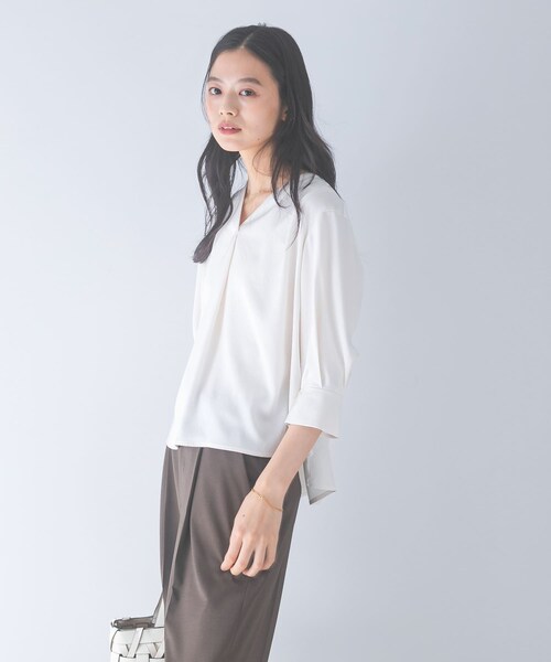 URBAN RESEARCH ROSSO（アーバンリサーチロッソ）の「シルキーツイルVネックブラウス（シャツ/ブラウス・レディース・OFF/MINT/NAVY・Free）」の6枚目の写真