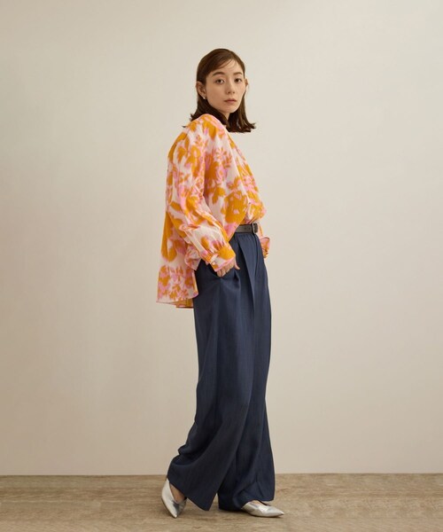 ROPE'（ロペ）の「【DEVEAUX（デヴォー）】別注ボカシフラワーボリュームスリーブブラウス/洗える（シャツ/ブラウス・レディース・ブラウン系/オレンジ系・F）」の4枚目の写真