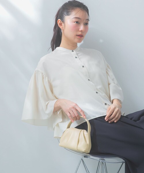 URBAN RESEARCH ROSSO（アーバンリサーチロッソ）の「『一部WEB限定カラー』UVカットウォッシャブルリネン混ブラウス（シャツ/ブラウス・レディース・OFF/NAVY/YELLOW/RED・Free）」の5枚目の写真