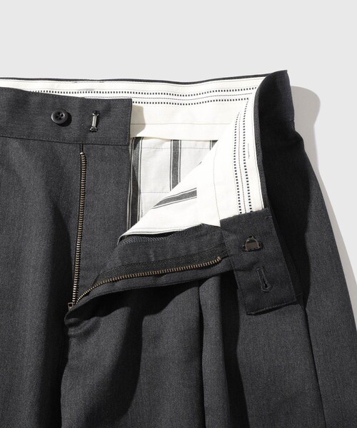 ADAM ET ROPE'(アダムエロペ)の「【RICE NINE TEN/ライス ナイン テン】THREE QUARTER WOOL 2TUCK TROUSERS(スラックス・メンズ・ブラック/チャコール・1/2)」の7枚目の写真
