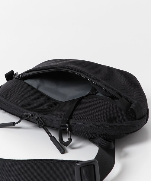 URBAN RESEARCH（アーバンリサーチ）の「Aer　Day Sling3（ボディバッグ/ウエストポーチ・メンズ・BLACK・FREE）」の6枚目の写真