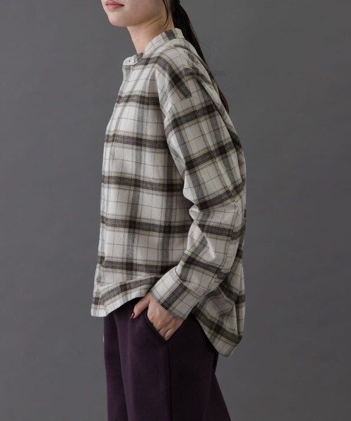 URBAN RESEARCH DOORS（アーバンリサーチドアーズ）の「FORK&SPOON　ブラッシュドチェックシャツ（シャツ/ブラウス・レディース・BLACK CHK/BEIGE CHK・1）」の15枚目の写真
