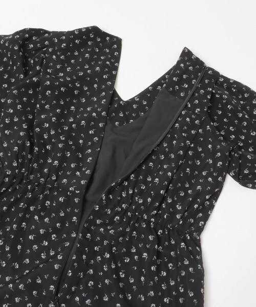 URBAN RESEARCH ROSSO（アーバンリサーチロッソ）の「『WEB限定』Vネックストレートフラワープリントワンピース（ワンピース・レディース・BLACK/BROWN・Free）」の6枚目の写真